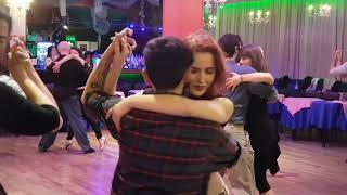 Posturas de baile de tango social en la pista de la milonga, tango Buenos Aires 2019