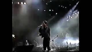 A dupla Leandro & Leonardo canta "Cerveja" num show realizado em Bragança Paulista em 26/04/1998.