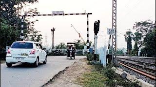 Gate man Struggle To Close Rail gate Non Stop Vehicle Passing At level Crossing