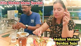 Kita Makan Berdua Di Sini..