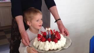 Arthur Johannes Dahl Lumholt - 4 år - kagen bæres ind