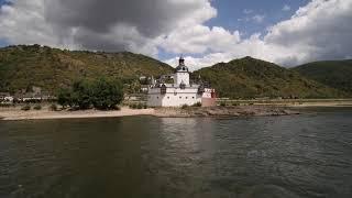 Middle Rhine Valley / Mittelrheintal - Vorbeifahrt mit Schiff an Kaub und der Burg Pfalzgrafenstein