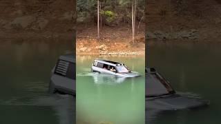 This off-road SUV Yangwang U8 is driving on the water! #auto #offroad #yangwangu8 #suv #carfeatures