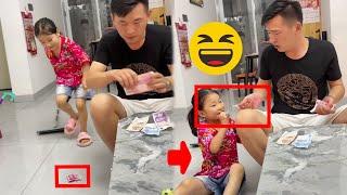 女儿偷到爸爸钱，转头谄媚按摩！没想到又赚200！【朵朵的五口之家】#funny #cutebaby #搞笑