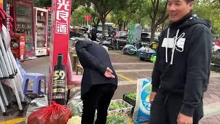 12年的全职宝妈摆摊卖菜遇到下雨天，没想到生意这么好 #我的生活日记 #记录真实生活 #摆摊