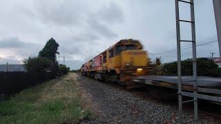 DXC 5460 & DFB 7241 on Train 827 at Parker Street Level Crossing in Islington.