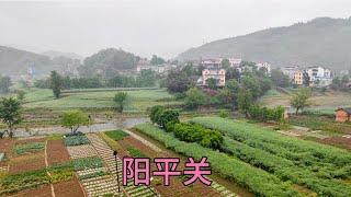 【一个人穷游中国】坐K424次列车到陕西阳平关，秦巴山区下着大雨，在小镇住30元旅社