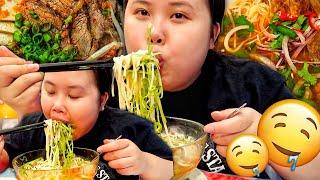 MEET MY FAMILY! HOMEMADE VIETNAMESE SPICY BEEF NOODLES (Bún Bò Huế) MUKBANG 먹방 EATING SHOW!