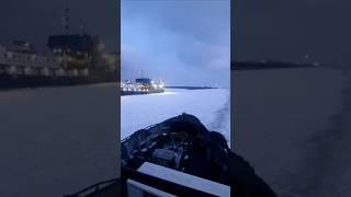 Азовское море ЗАМЁРЗЛО . Суда застряли в "ледяном плену".