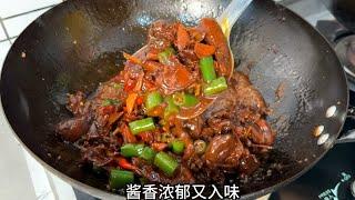 过年鸡鸭鱼肉吃腻了就做这道酱炒乳鸽，酱香浓郁又入味，太好吃了