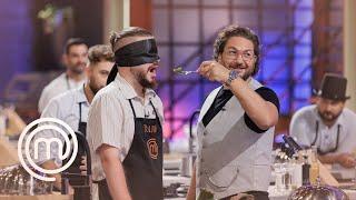 Pierzătorii trebuie să ghicească, legați la ochi, preparatul de sub cloș | MasterChef S9