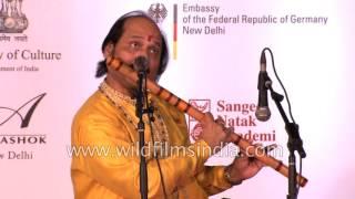 India's 'Bansuri' legend - Pandit Ronu Majumdar plays Raga Puriya