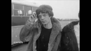Mick Jagger reveals black eye (1966)