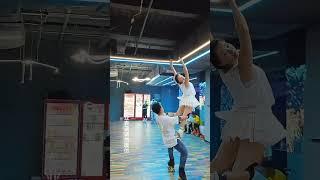 这是花样轮滑里面的动作，双人真冰比赛里面也有，希望大家说话善良。#轮滑小辣椒 #轮滑 #溜冰场 #专业动作请勿模仿 #全抖音最火的轮滑