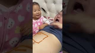 Xếp que cay rồi cùng bố ăn