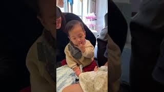 男孩與女孩的第一次接觸太萌了 #baby #女兒 #捌玖零夫妻 #新生兒 #萌娃