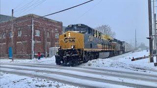 Train Diverging Tracks In Snow! 2 Gate Runners, Heavy Snow Seaboard Unit Leading Train, Horn Salute!