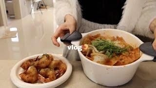 vlog | 겨울 집밥일기  칼칼한 김치우동과 새우튀김, 도시락으로 오니기리  새해맞이 떡국, 마약 김치볶음밥, 계란찜만들어 먹으며 보낸 자취생 일상