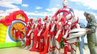 たくさんのウルトラマンがお家の中へすぽすぽ突入 バルタン星人が攻めてくるぞ！ ヒーロー おもちゃ