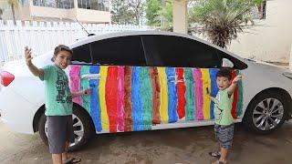 Rafael e João Pedro brincando de aprender as cores no carro do Papai