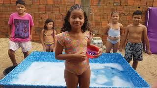 Brincadeira na piscina