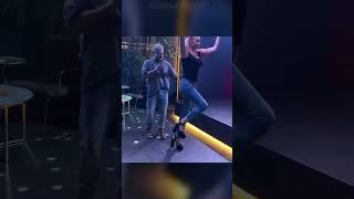 "Тропикана женщина" Анастасия Волочкова зажгла на сцене в караоке в Екатеринбурге