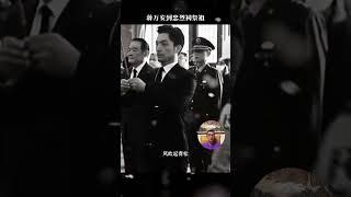 忠烈祠前，蒋万安缓步而行，脚下是历史的回声，眼中是肃穆的光芒。烈士英灵长眠山河，身为蒋家后代，他以一礼致敬，身影坚定沉静。风吹起青松，——不负先烈，不忘来路。#蒋万安