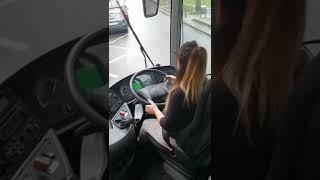 DRIVER WANITA LUAR NEGERI