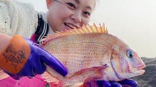 Xiaozhang catches a lot of big fish and lobsters in the sea! So much fun!