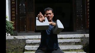 功夫村的百岁寿星，身板笔直！The centenarian of Kung Fu Village stands straight!