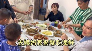 宝妈买海鲜去姐姐家吃饭，辉辉唱广西山歌有模有样，航航也跟着学