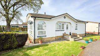 BEAUTIFUL FULLY RESIDENTIAL PARK HOME - The Spinney, Sacketts Grove, Clacton-on-Sea, Essex