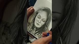 Drawing a random woman on the train! (Sweet reaction) 