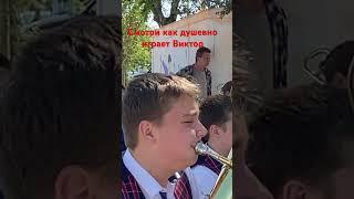 Виктор лучший !! Будущий великий музыкант ! Смотри внимательно сколько экспрессии !!