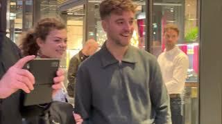 DUDES PLAY INSANE PIANO TO SHOCKED SHOPPERS AT LONDON MALL ...