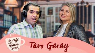 Tavo Garay | El guapo de la voz | Locutor | En un café con Adriana Serna | Historias de vida