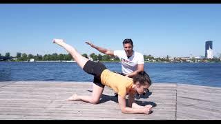 C&C Systems / Workout Video: Kimberly Budinsky und PT Christopher Frank / Kickback für den Po