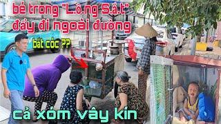 Bất ngờ cả xóm vây kín cô gái để bé trai trong "L.ồ.ng S.ắ.t" đẩy đi trên đường, sự thật ngỡ ngàng