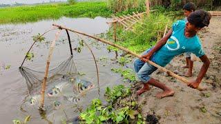 Best net fishing video - Two smart fish hunter catching fish by net - Traditional net fishing video