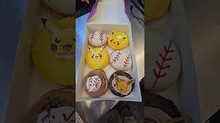 집에가는길에 #크리스피도넛 에서 마감세일로 마넌에 득템한 피카츄 에디션 도넛ㅋㅋ