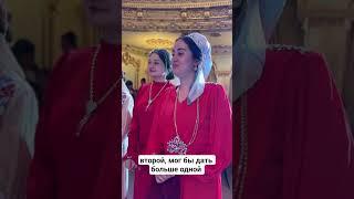 у некоторых цыган, принято целовать руки мужчинам