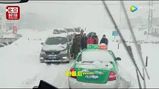 大雪堆积路面狭窄 两司机互不相让打“雪仗”