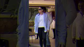 Kareena Kapoor opens her bag and checks it again and again #shortvideo