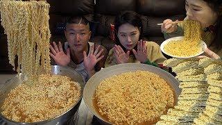 [Eng Sub] ASMR 14 PACKS OF KIMCHI RAMYUN with Dotori l Spicy Instant Noodles Mukbang Eating Sound