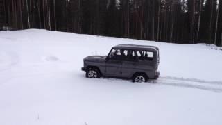 УАЗ в глубоком снегу за секунду до закапывания)