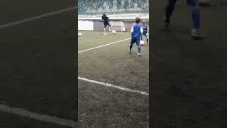 BABY FOOTBALL PLAYER DECEIVES OPPONENTS WITH THINKING  МАЛЫШ ФУТБОЛИСТ ОБМАНЫВАЕТ СОПЕРНИКА ФИНТАМИ