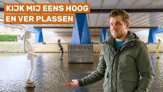 Plassende mannen onder een viaduct in Amsterdam