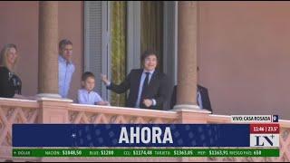 El presidente Milei saludó desde el balcón de la Rosada junto a Martín Palermo