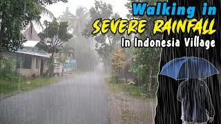 Caminando en SUPER Heavy Rain en Indonesia Village - Sonidos de lluvia ASMR para dormir