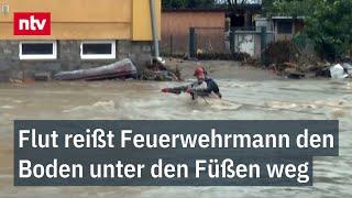 Flut reißt Feuerwehrmann den Boden unter den Füßen weg: Hochwasser in den Nachbarländern | ntv